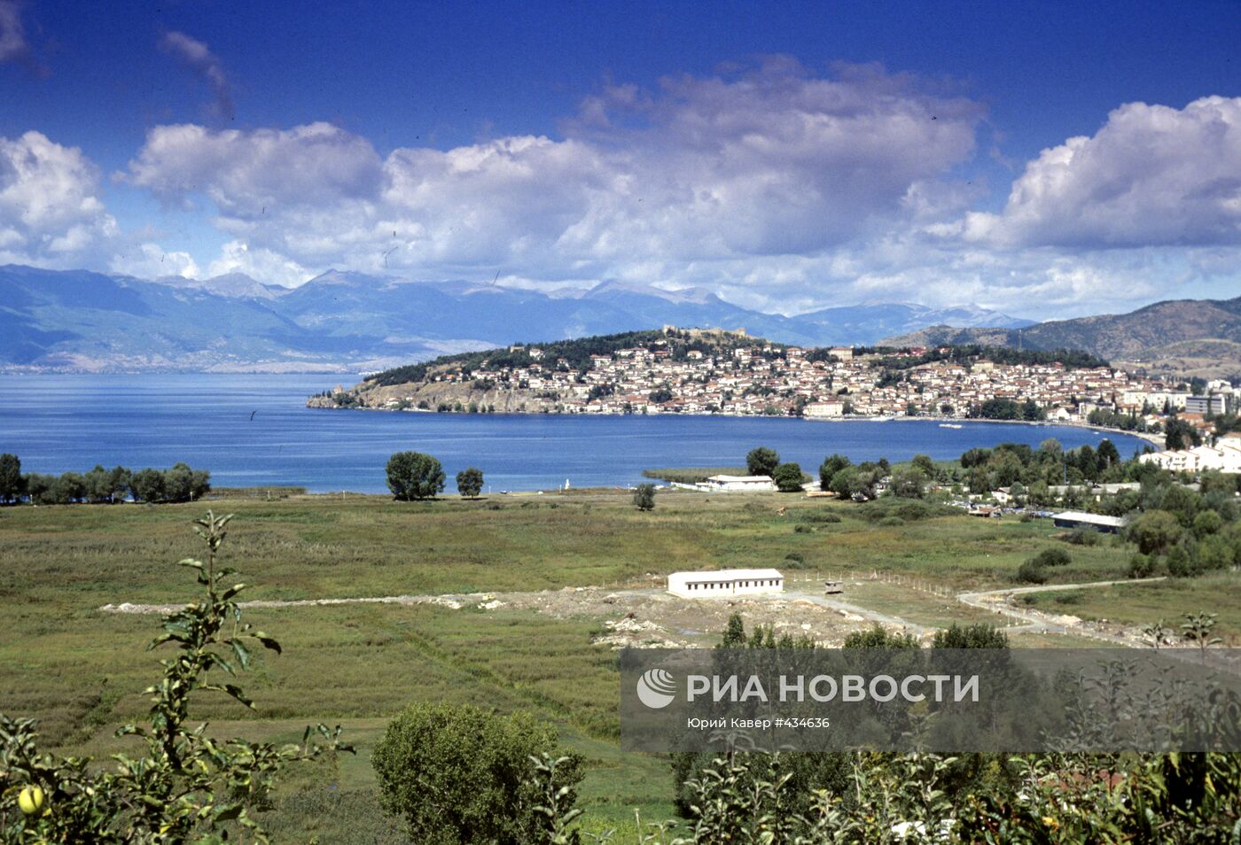 Вид на город Охрид и Охридское озеро