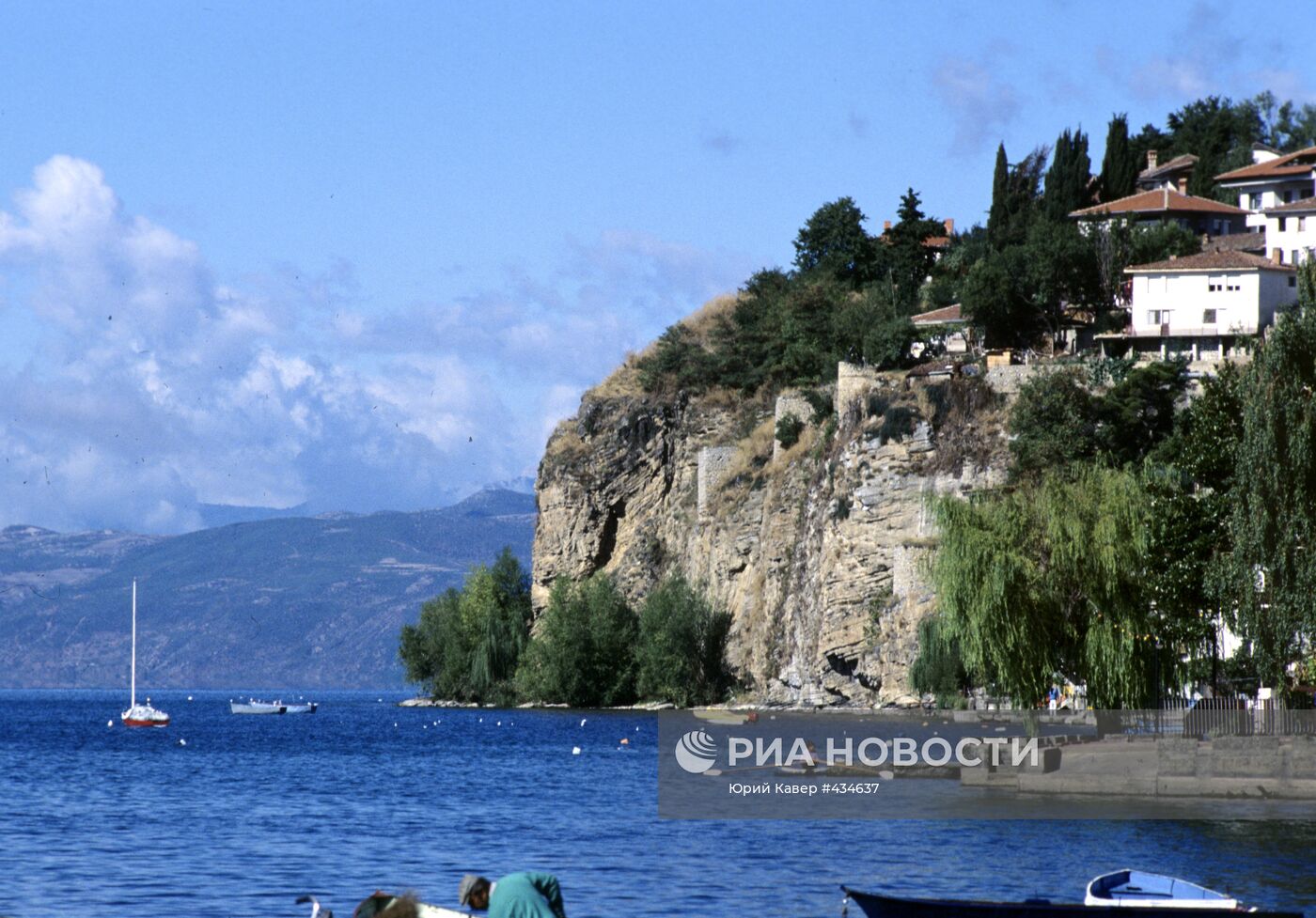 Вид на город Охрид и Охридское озеро