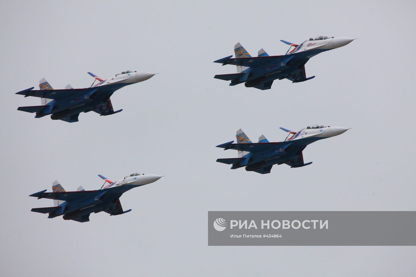 Пилотажная группа "Русские витязи" на четырех истребителях Су-27