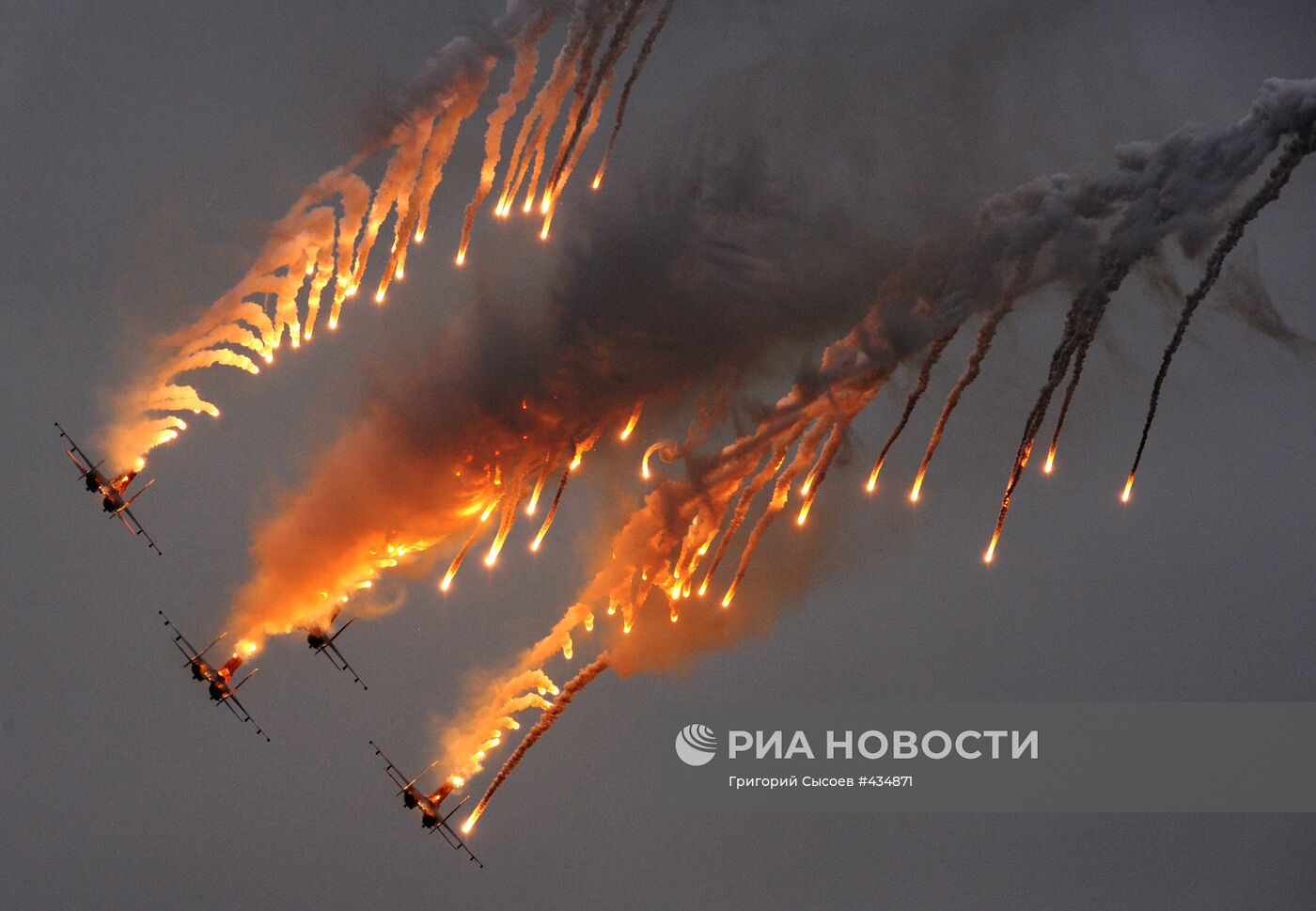 Пилотажная группа "Русские витязи" на четырех истребителях Су-27