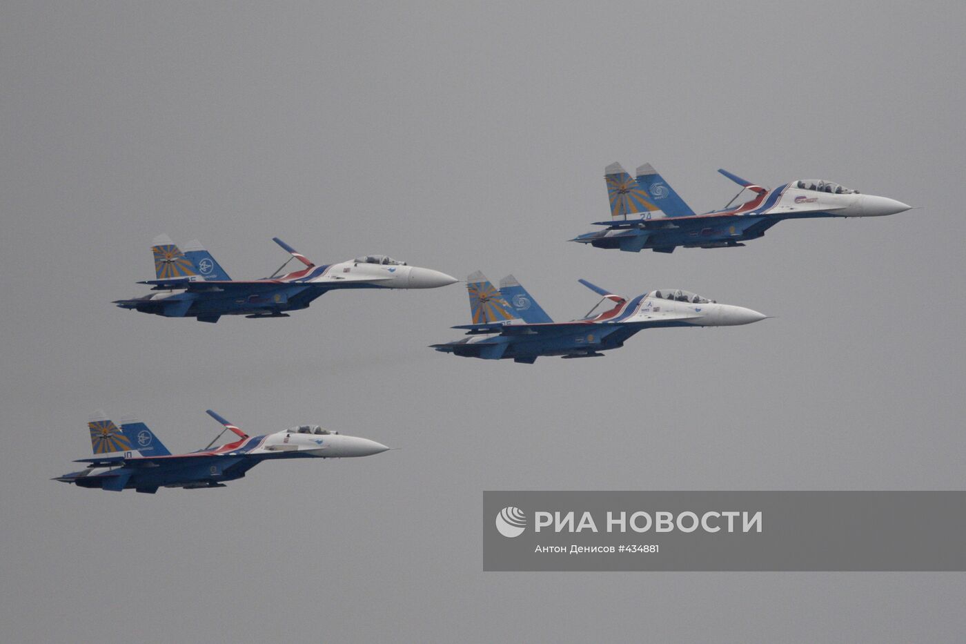 Пилотажная группа "Русские витязи" на четырех истребителях Су-27