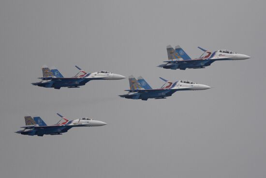 Пилотажная группа "Русские витязи" на четырех истребителях Су-27