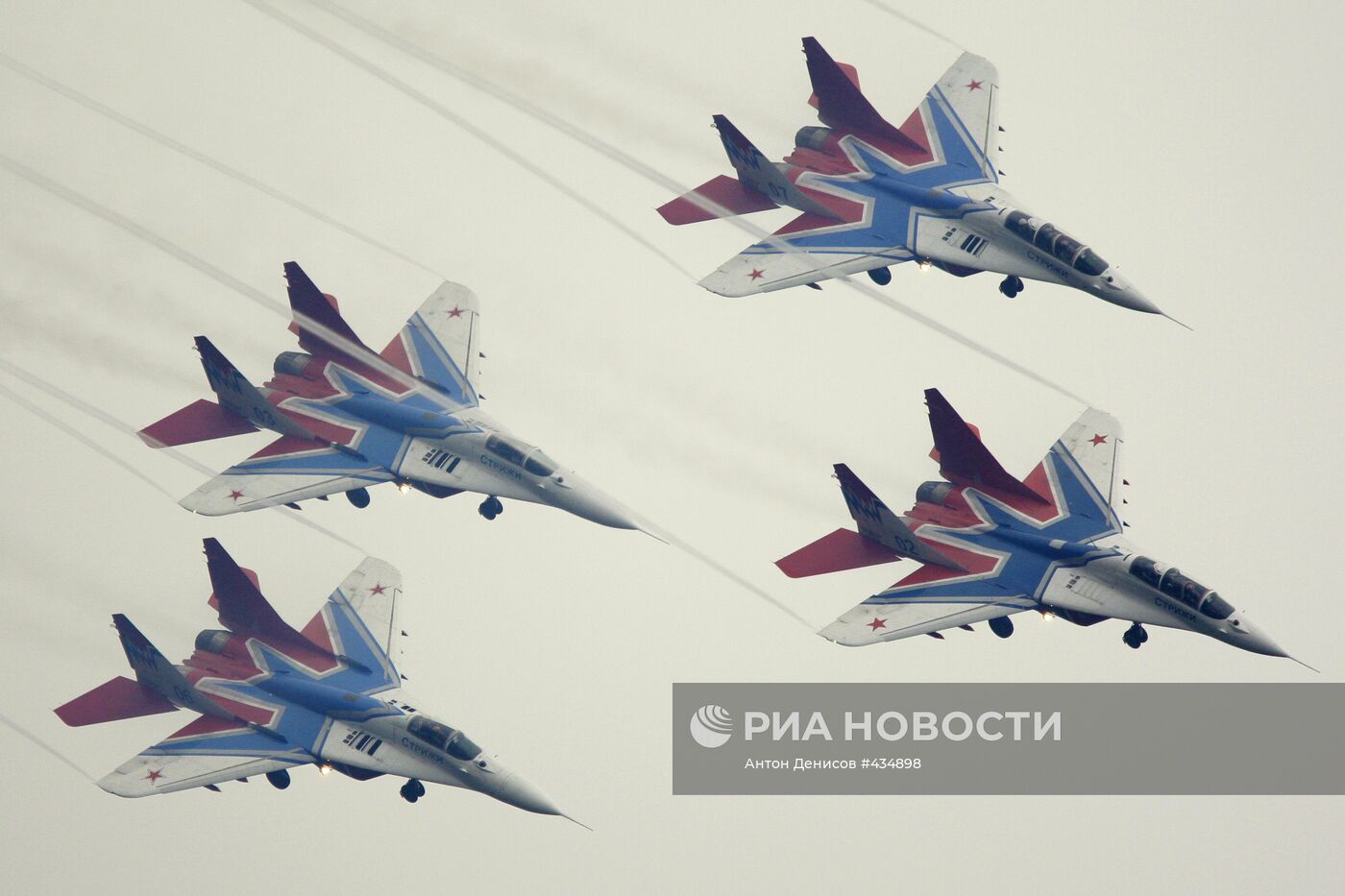 Истребители Миг-29 пилотажной группы "Стрижи"