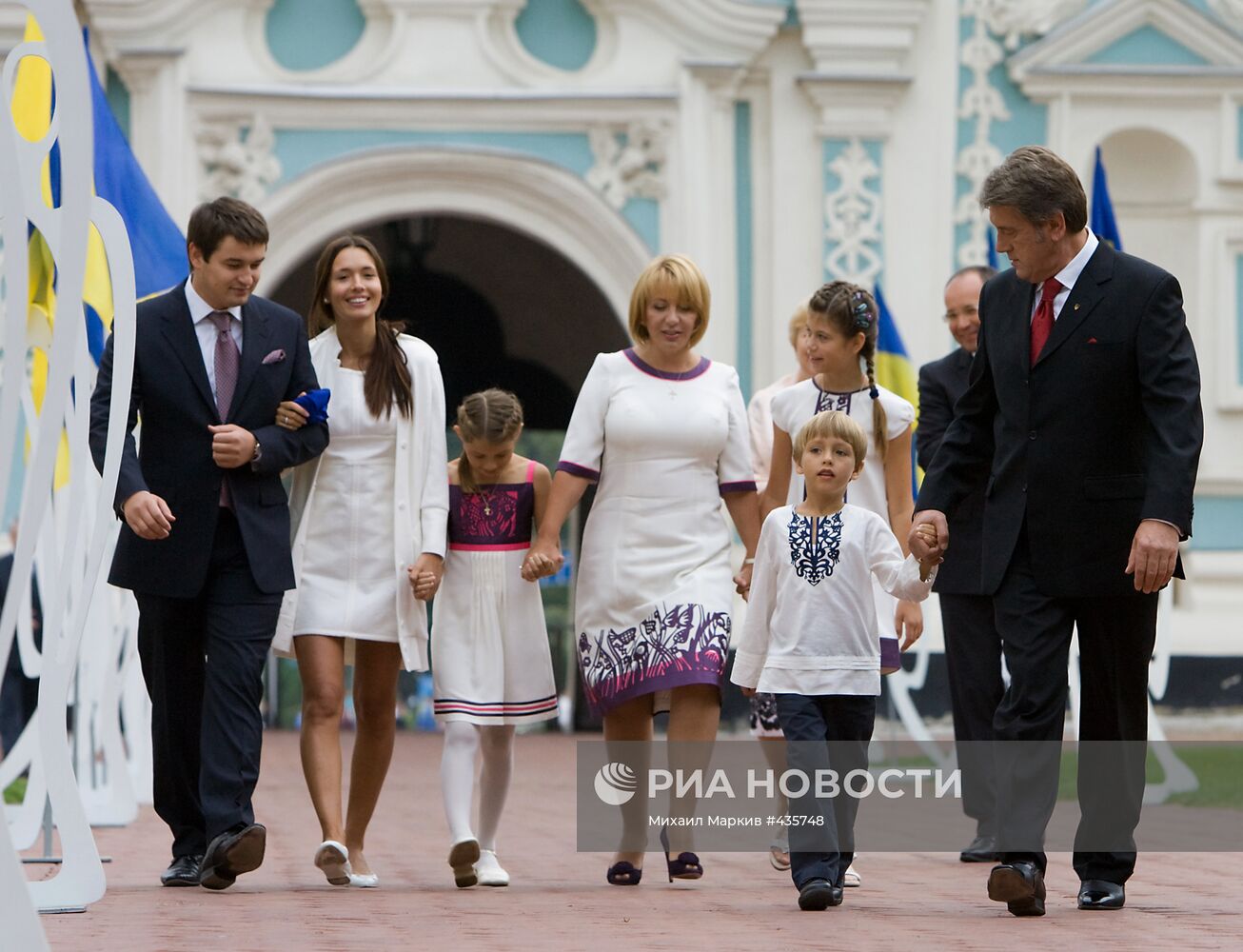 Президент Украины В.Ющенко с семьей у Софийского собора