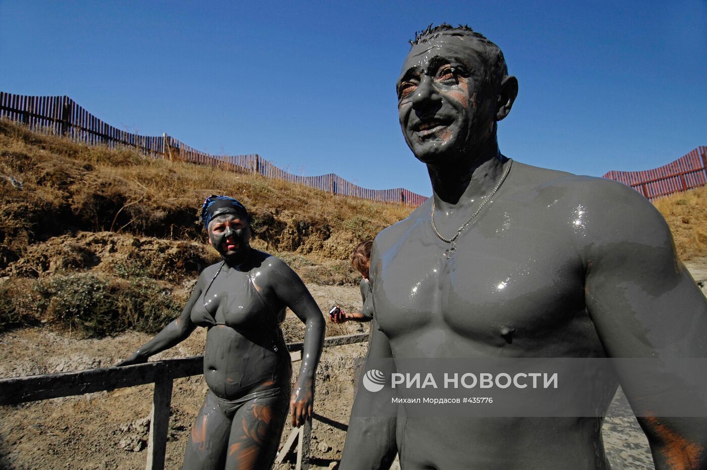 Грязевые ванны в кратере вулкана Тиздар на Азовском море
