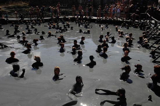 Грязевые ванны в кратере вулкана Тиздар на Азовском море