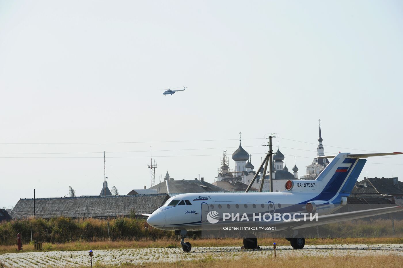 Самолет Як-40 в Соловецком аэропорту