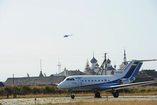 Самолет Як-40 в Соловецком аэропорту