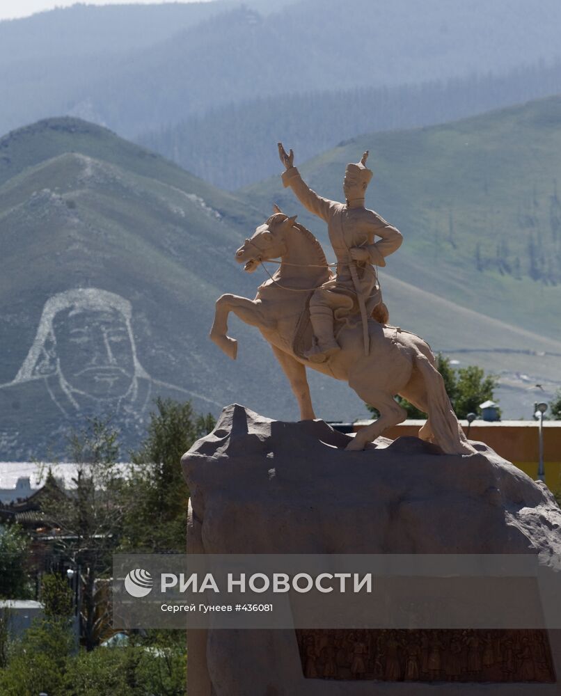 Площадь Сухэ-Батора в центре Улан-Батора