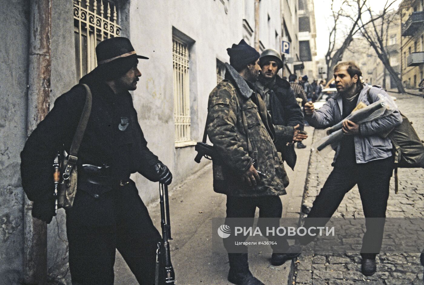 Вооруженные люди на улицах города