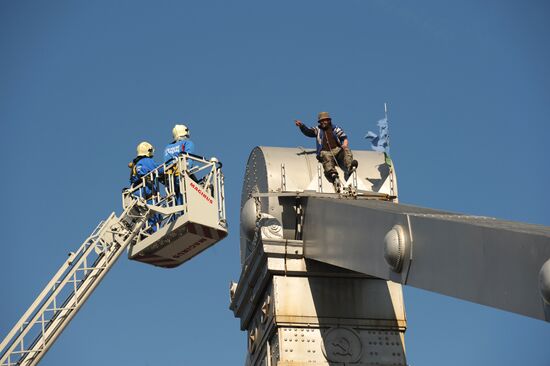 Спасатели сняли мужчину с Крымского моста в Москве