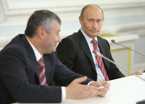 Премьер-министр РФ В.Путин провел переговоры с Э.Кокойты