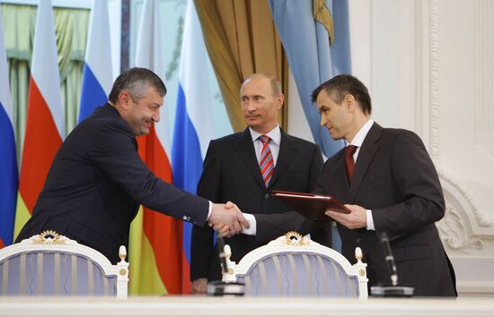 Премьер-министр РФ В.Путин провел переговоры с Э.Кокойты