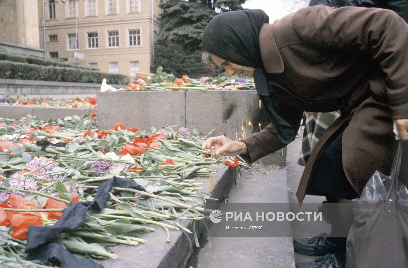 Возложение цветов в память о погибших тбилиссцах