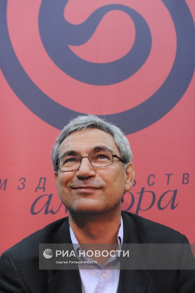 Турецкий писатель О. Памук представил в Москве новую книгу