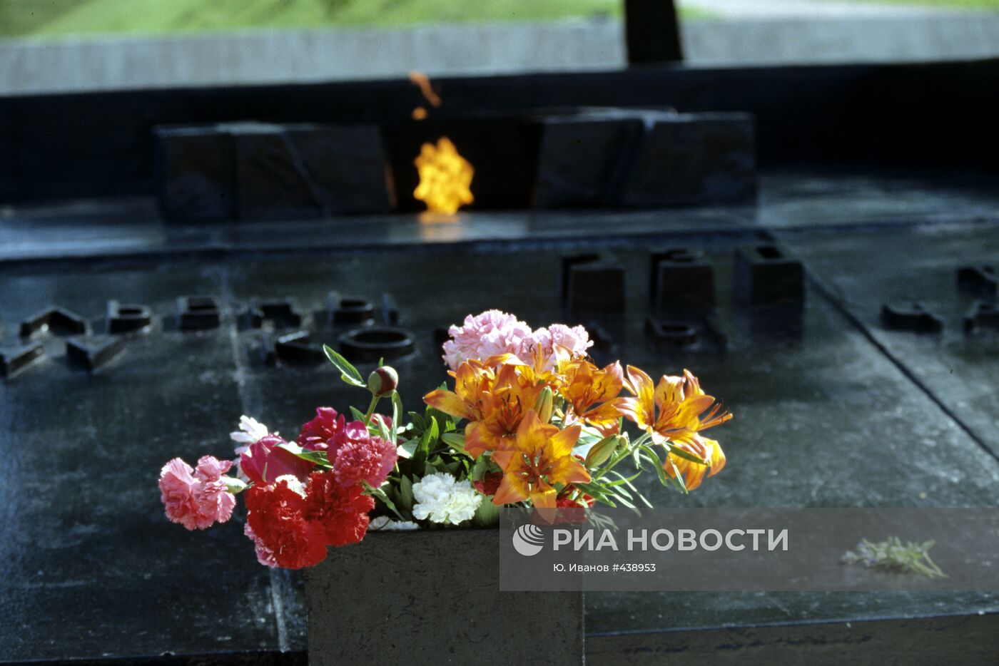 Мемориальная плита и Вечный огонь на площади Памяти
