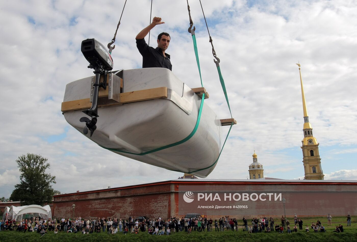 Мраморная моторная лодка спущена на воду в Санкт-Петербурге