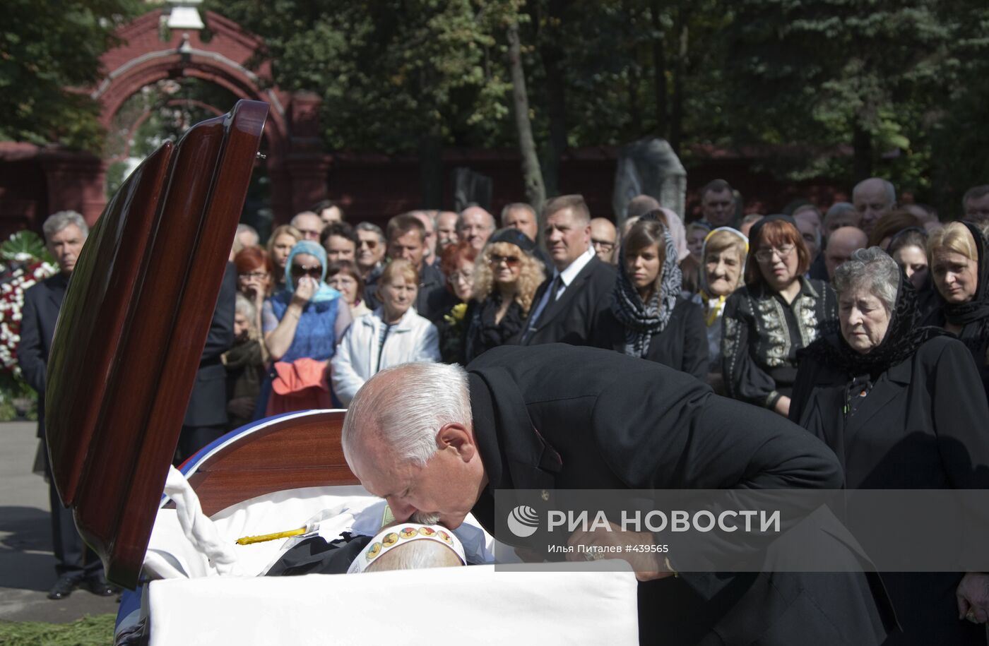 Похороны С. В. Михалкова на Новодевичьем кладбище в Москве