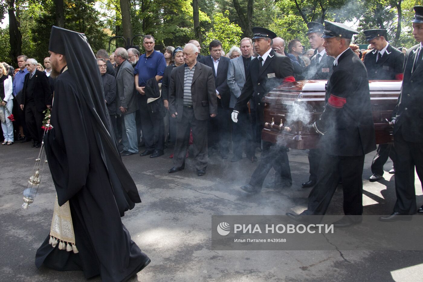 Похороны С. В. Михалкова на Новодевичьем кладбище в Москве