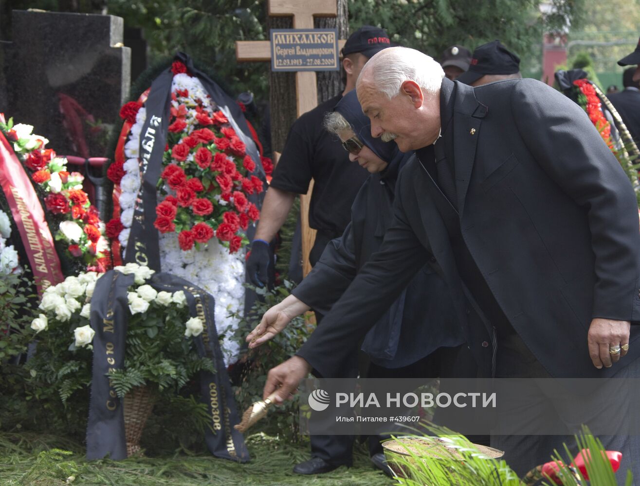 Похороны С. В. Михалкова на Новодевичьем кладбище в Москве