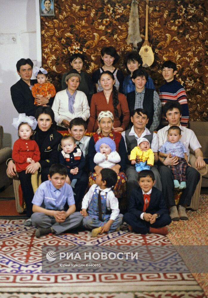 Многодетная казахская семья