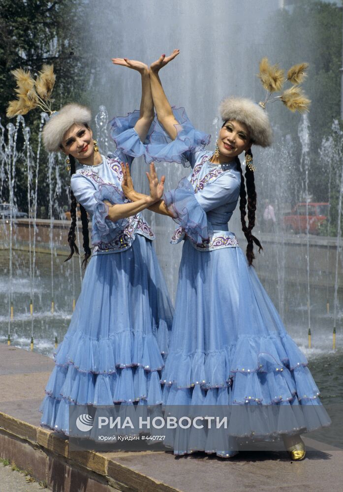 Казахские девушки в национальных костюмах