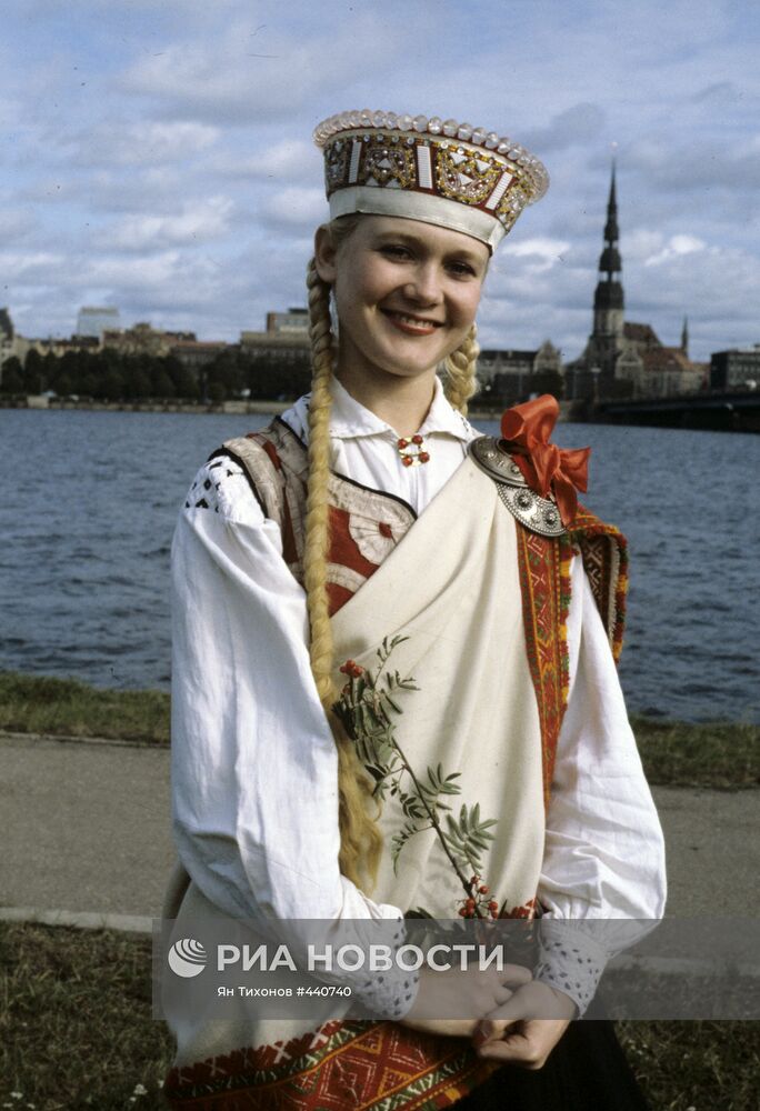 Девушка в национальном латышском костюме