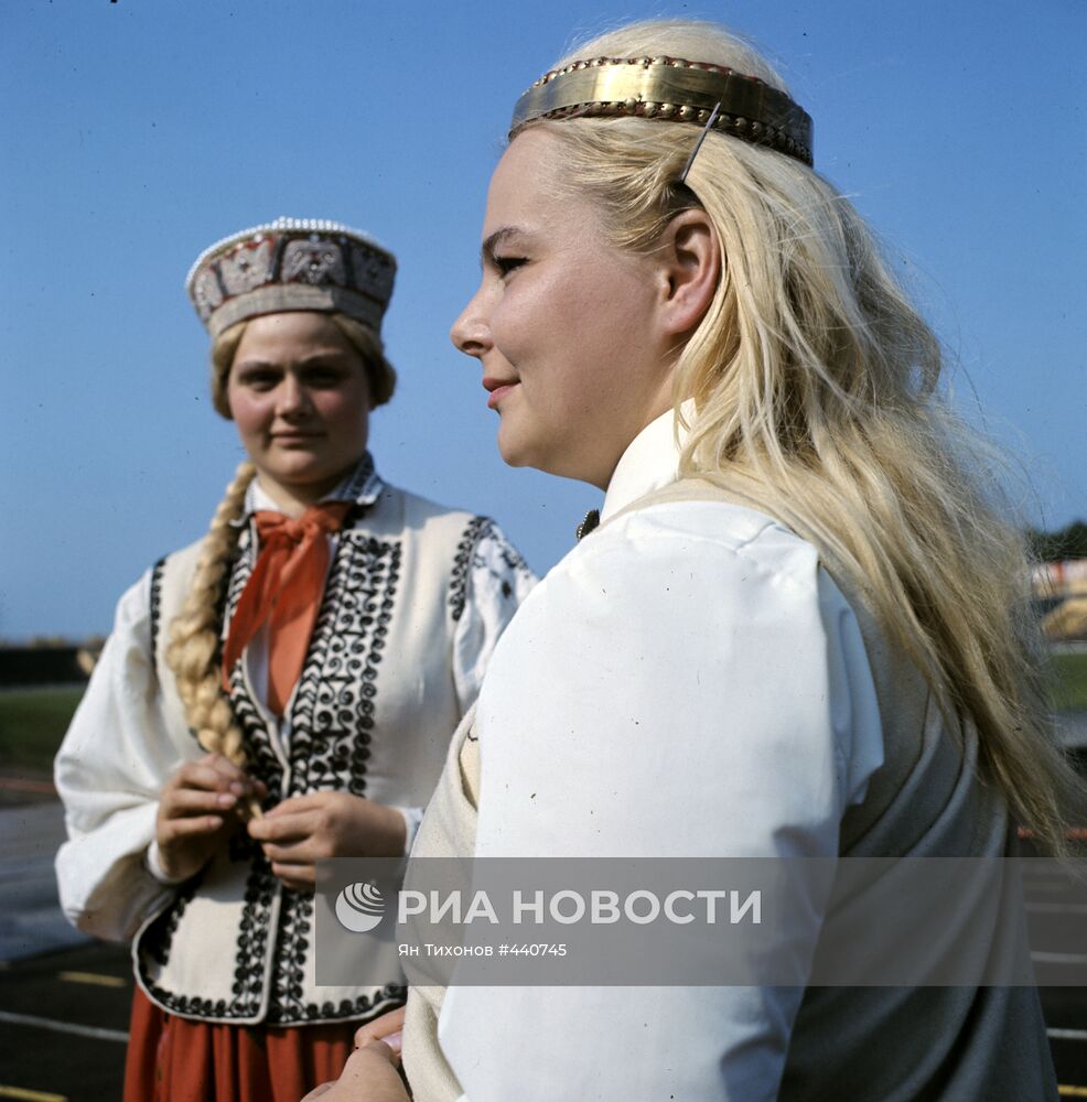Девушки в национальных латышских костюмах