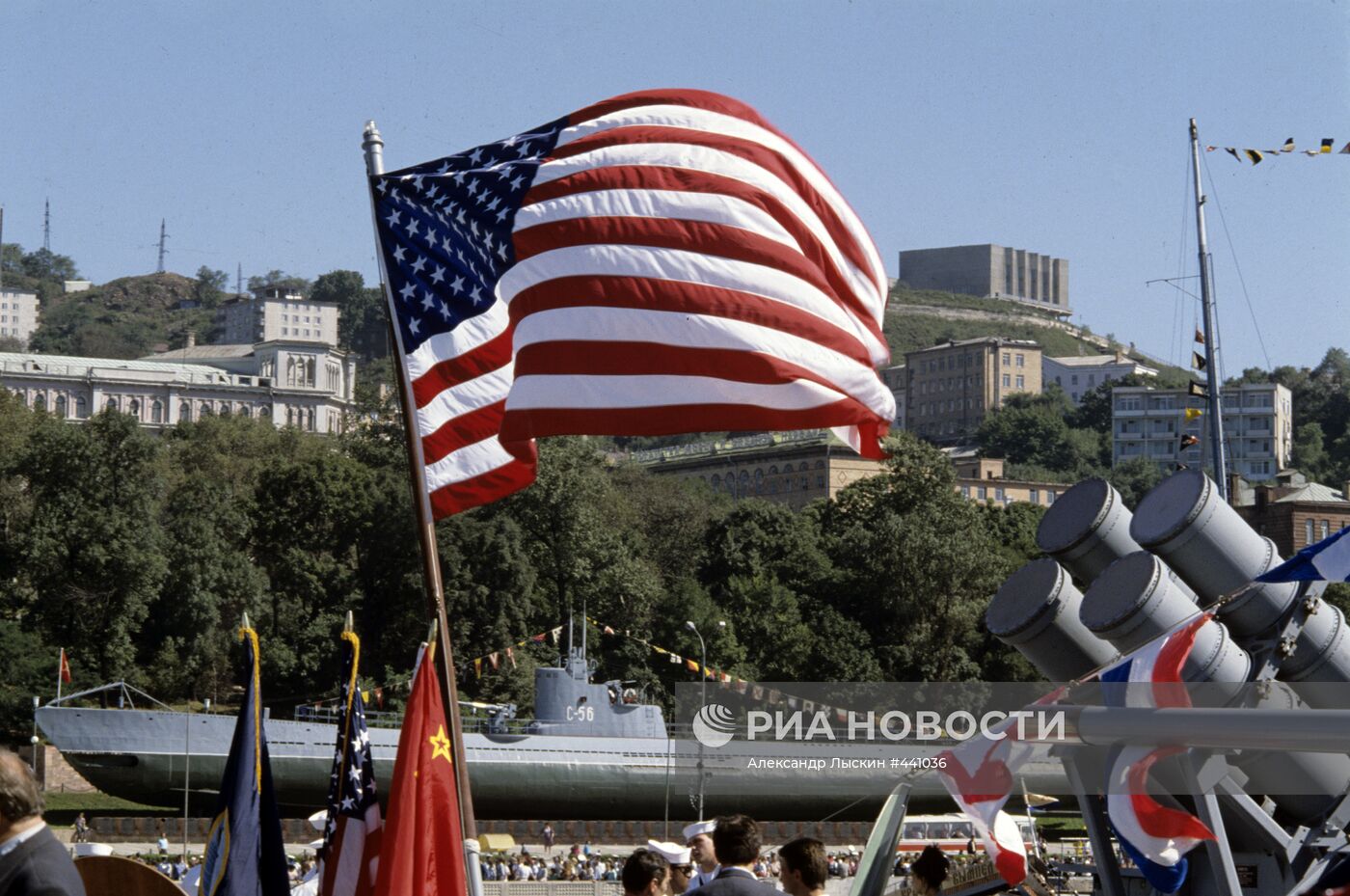 Флаг и техника США на набережной Владивостока