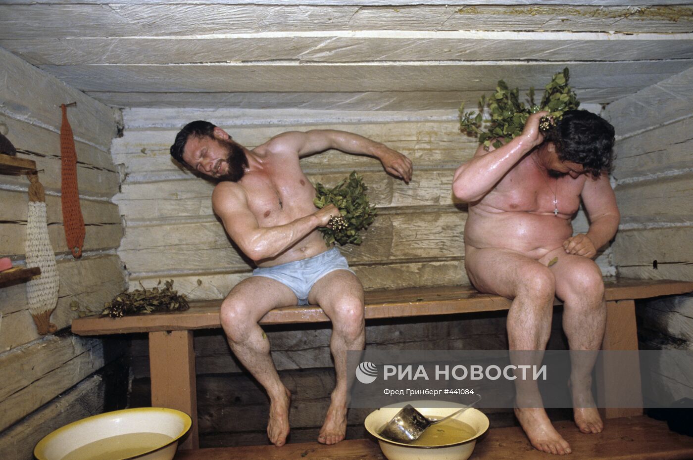 Мужики в русской бане