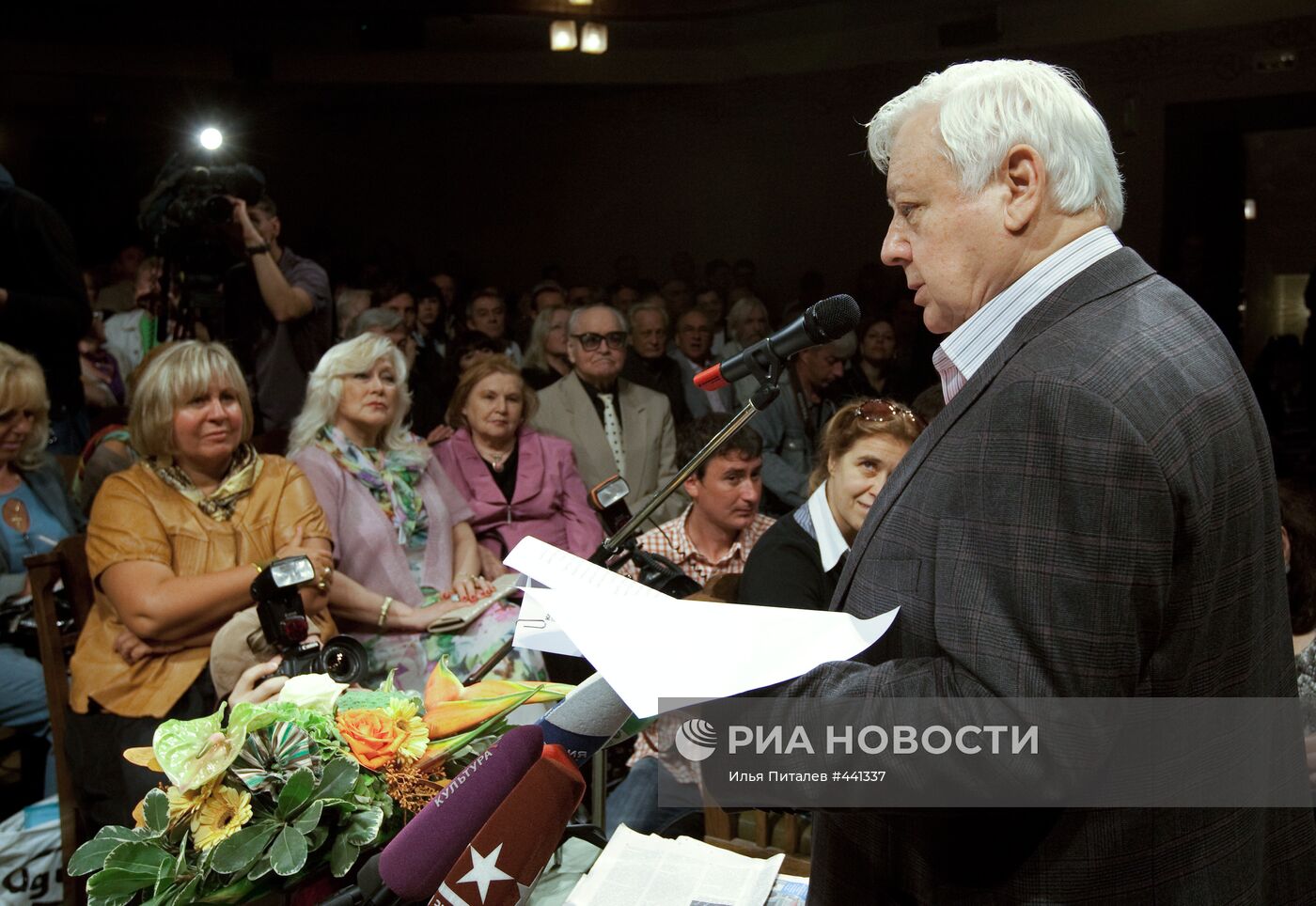 Художественный руководительм МXАТ им.А. П. Чеxова Олег Табаков