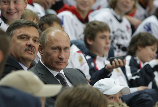 В.Путин посетил тренировку хоккеистов-олимпийцев в Москве