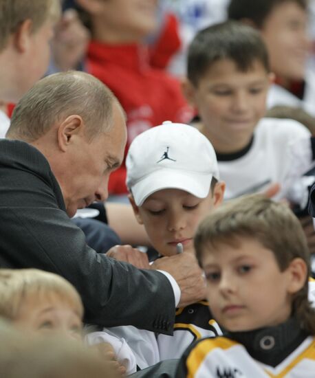 В.Путин посетил тренировку хоккеистов-олимпийцев в Москве