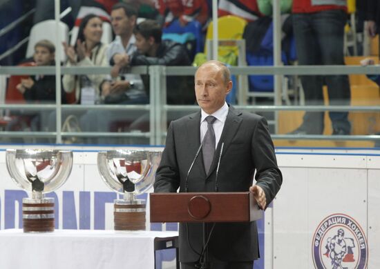 Премьер-министр РФ посетил тренировку сборной России по хоккею
