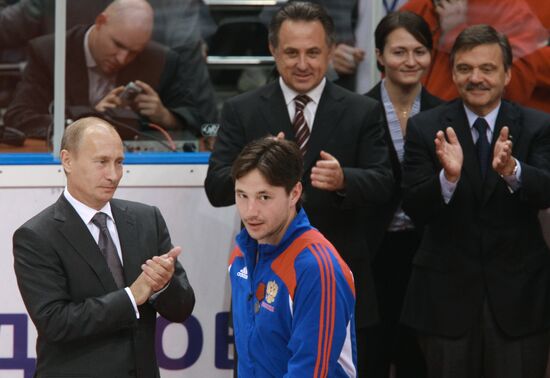 Премьер-министр РФ посетил тренировку сборной России по хоккею