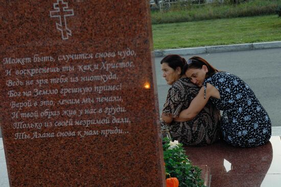 На мемориальном кладбище Беслана, где похоронены жертвы теракта