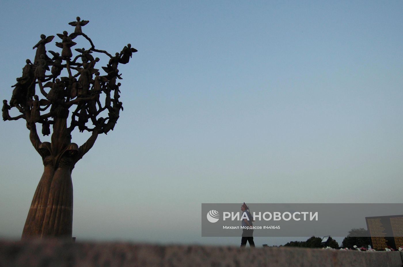 Монумент "Древо скорби" в Беслане