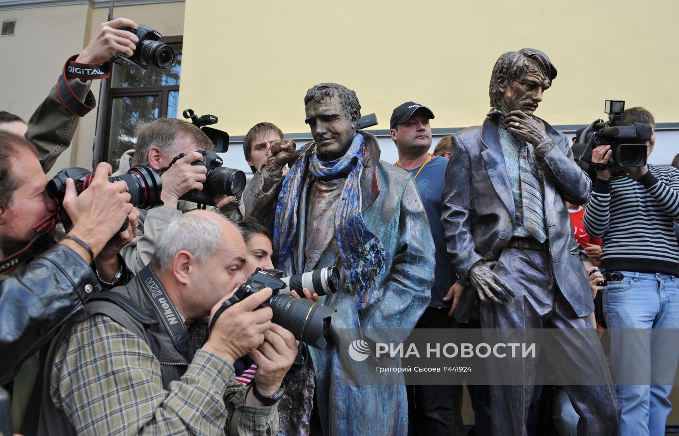 Во ВГИКе открыли памятник Шукшину, Тарковскому и Шпаликову