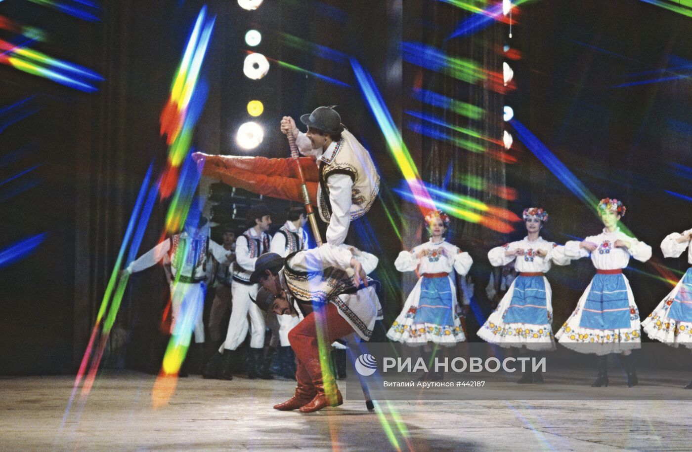 Выступление ансамбля народного танца Молдавской ССР "Жок"