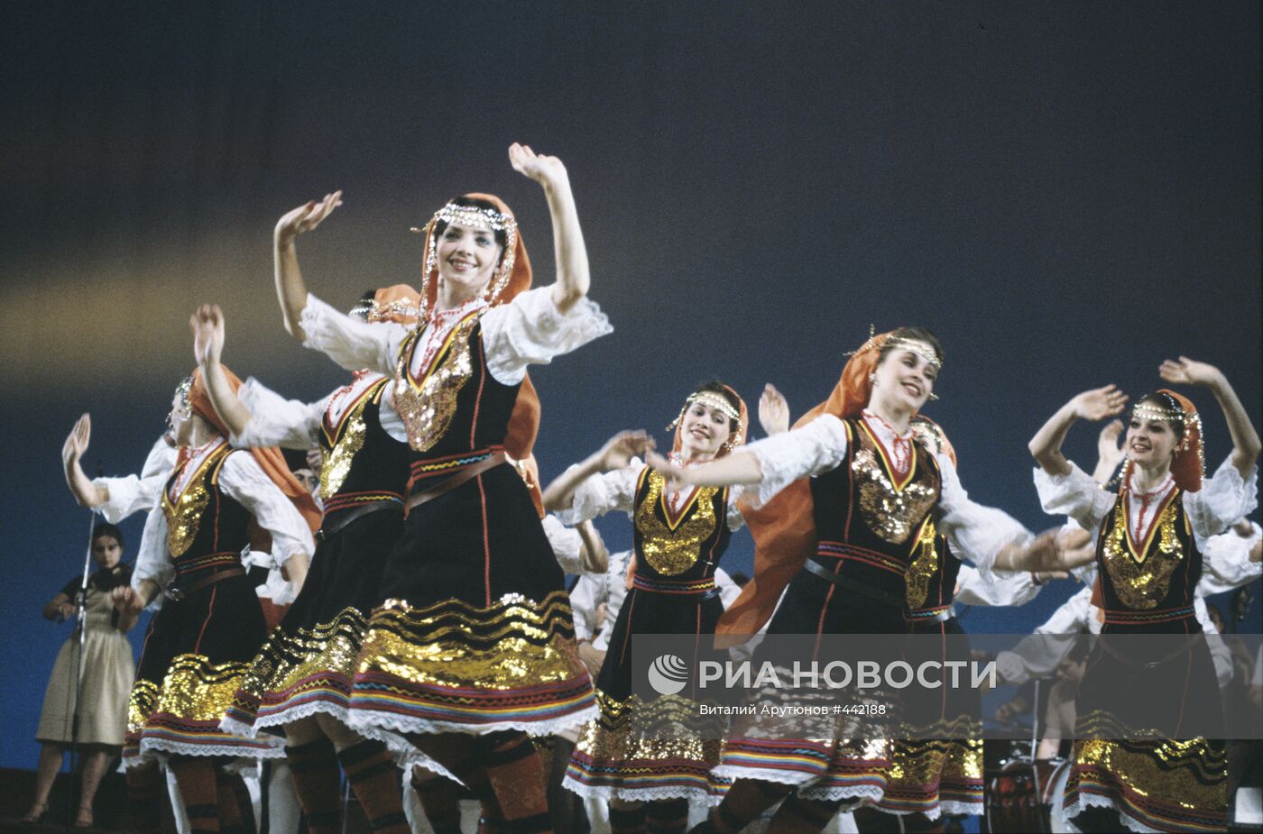 Выступление ансамбля народного танца Молдавской ССР "Жок"