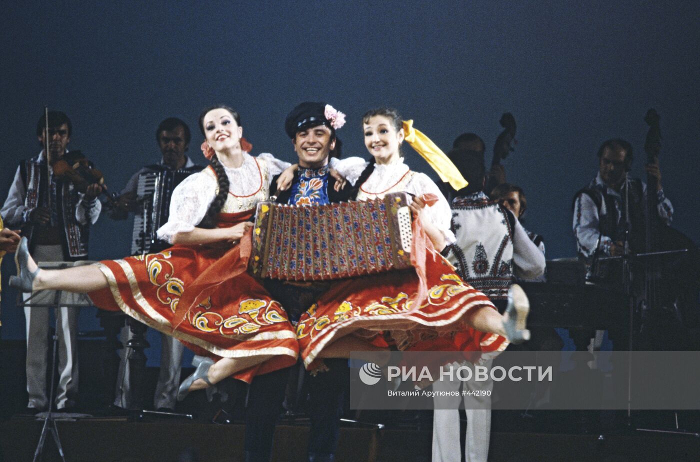 Выступление ансамбля народного танца Молдавской ССР "Жок"