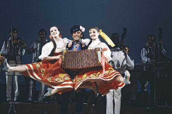 Выступление ансамбля народного танца Молдавской ССР "Жок"