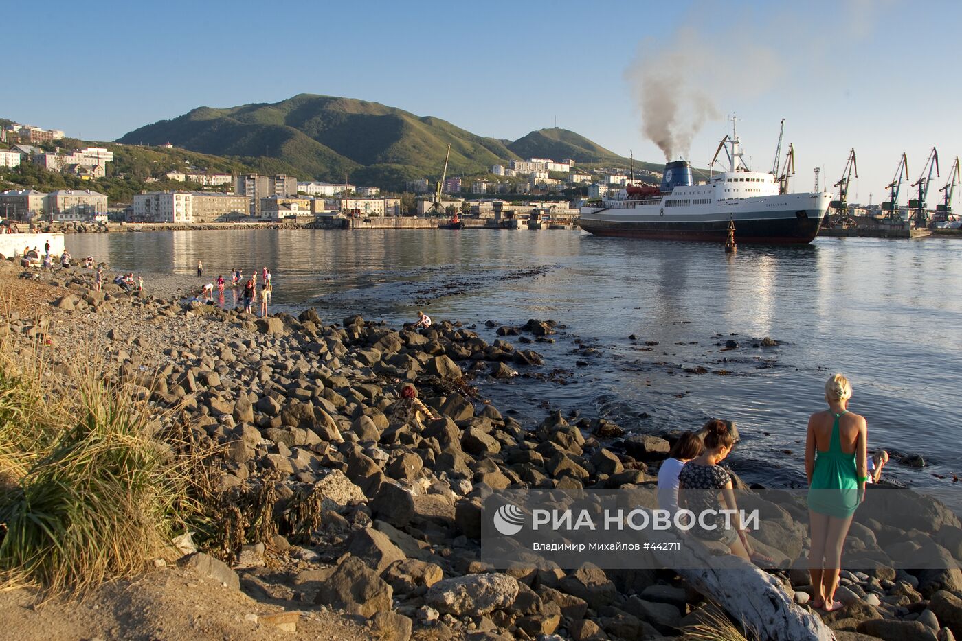 Паром перевозит грузы между Сахалином и Хабаровским краем