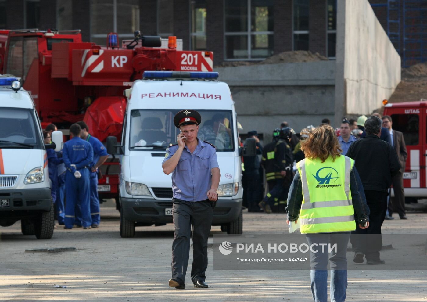 На месте обрушения подземной парковки в Москве