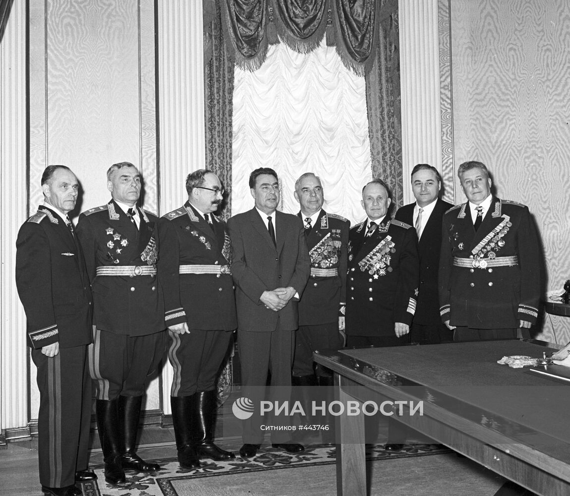 Л.И. Брежнев и советские маршалы