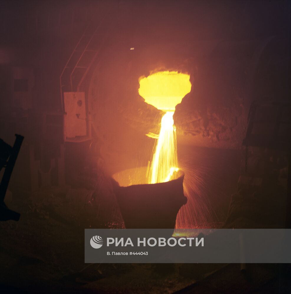Разливка металла на медепоавильном заводе в Норильске
