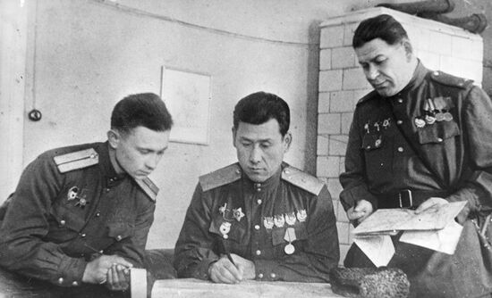 Генерал-майор С.Рахимов и полковник Руденко