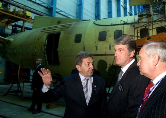 В.Ющенко посетил авиационный комплекс им. Антонова