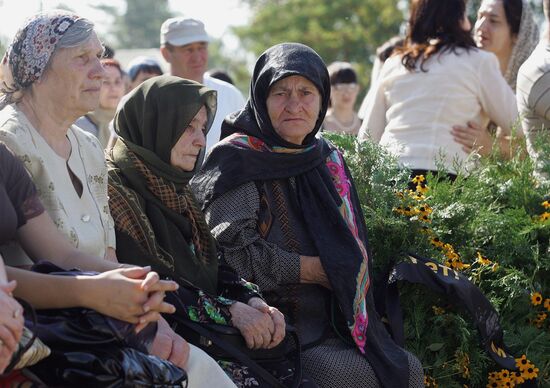 Траурный митинг в память о жертвах теракта в Буйнакске