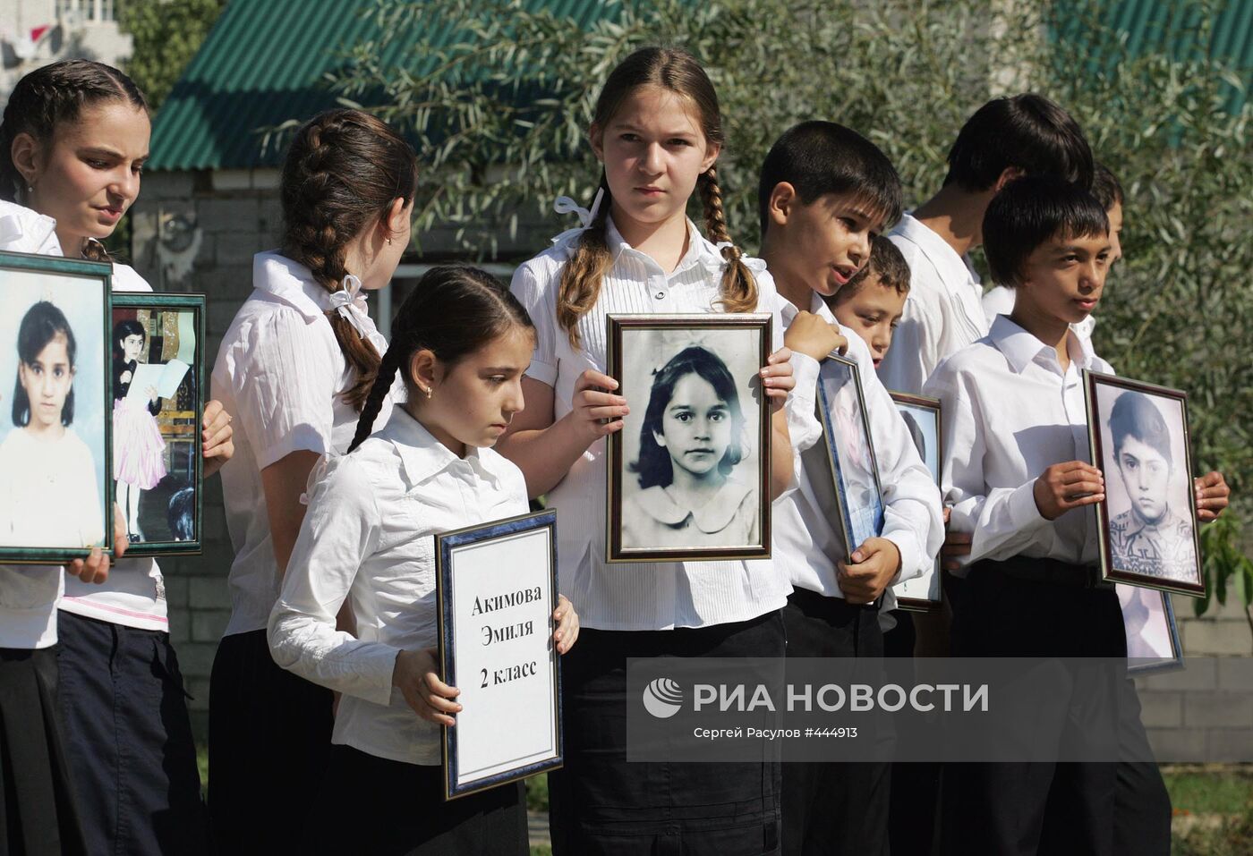 Траурный митинг в память о жертвах теракта в Буйнакске